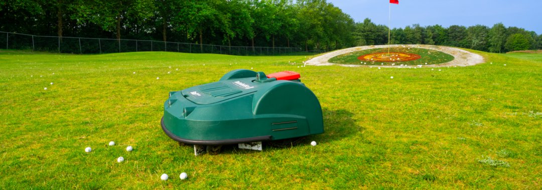 Ballpicker verzamelt golfballen op de driving range van Loonsche Duynen