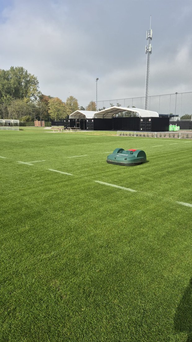 Bigmow aan het werk op het trainingsveld van Excelsior