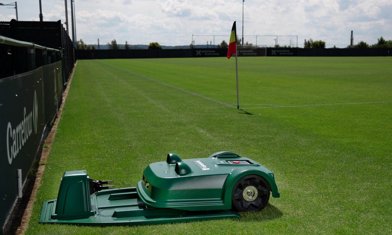 BM-850 bij zijn laadstation op een voetbalveld