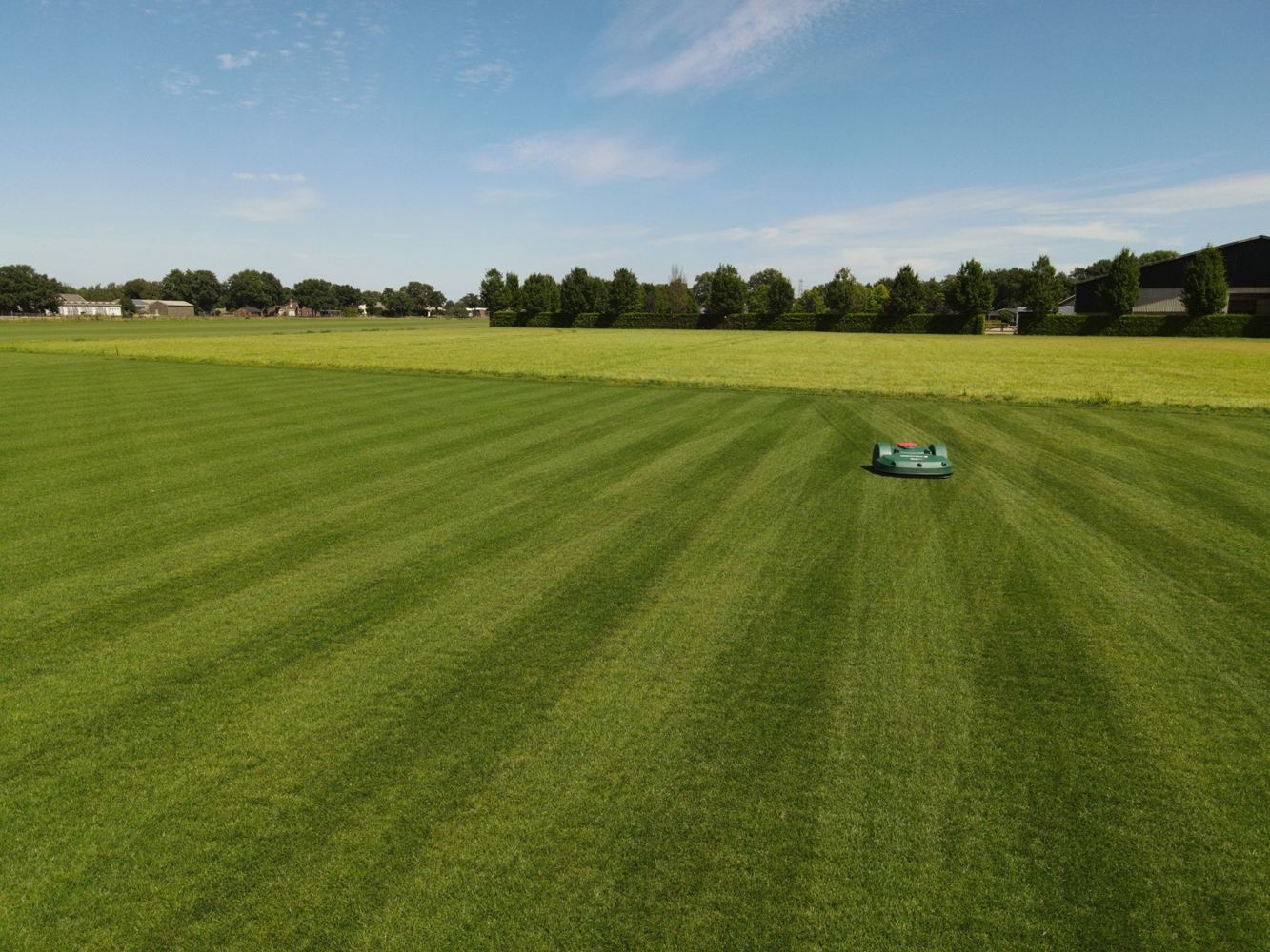 Belrobotics robotmaaier op een graszodenperceel