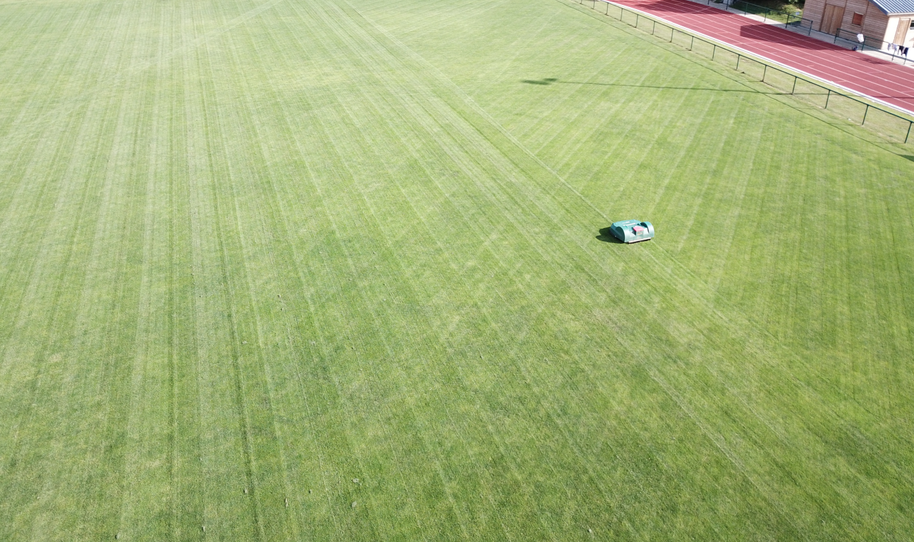 Bigmow maait systematische banen op een sportveld
