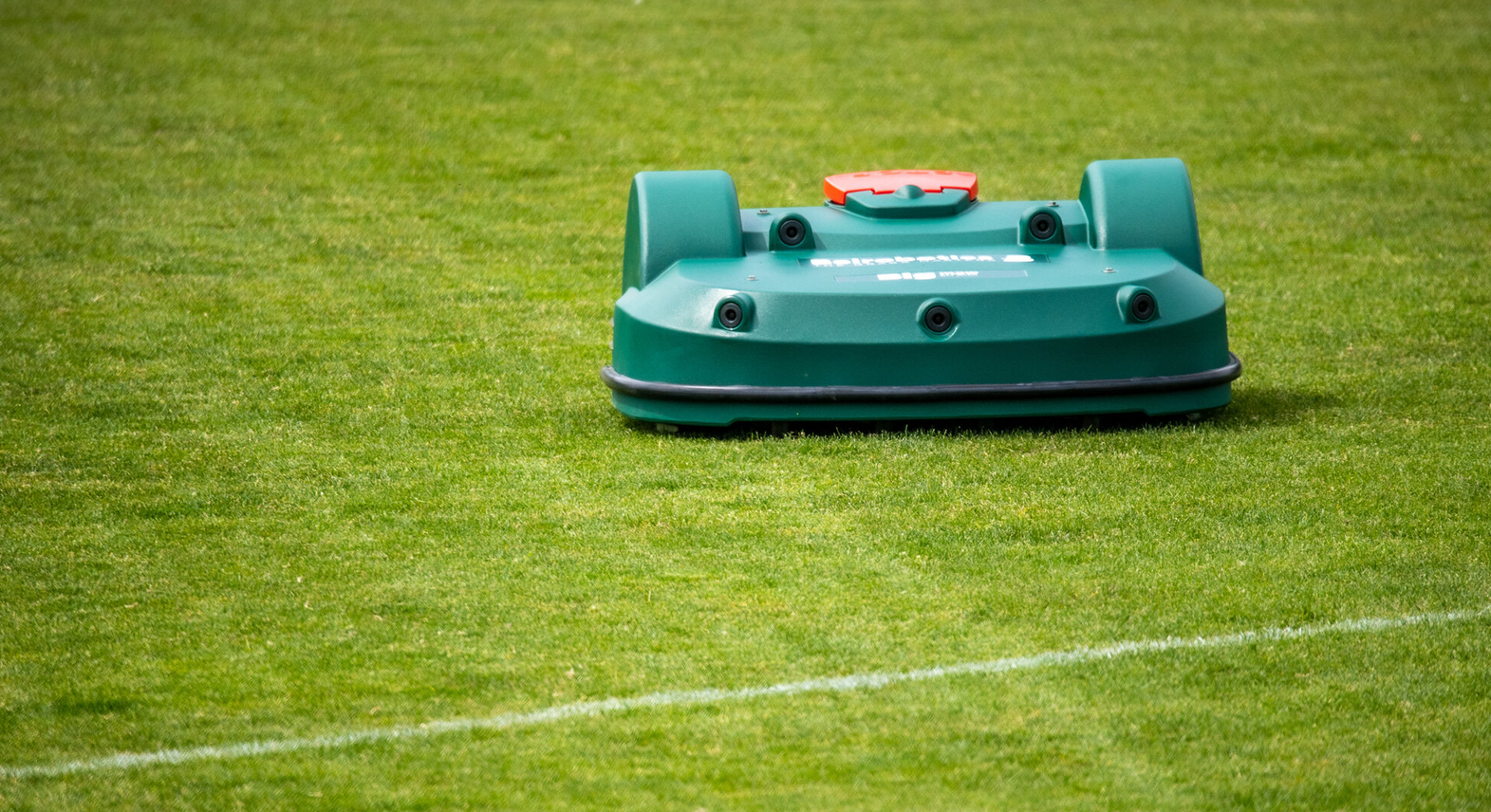 Bigmow robotmaaier op een sportveld